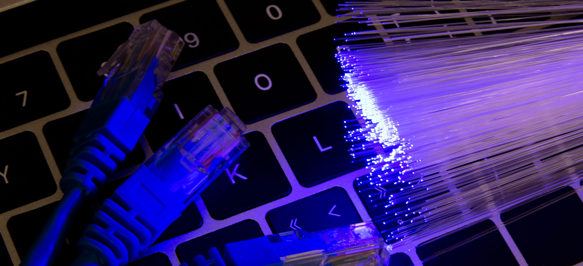 Cableado de red y fibra óptica para infraestructura empresarial